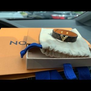 Authantic Louis Vuitton essential v bracelet